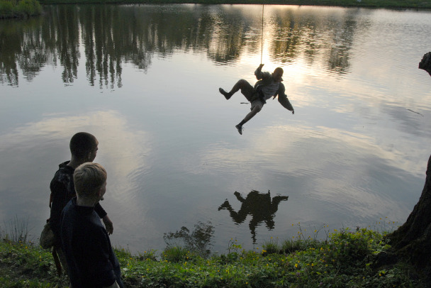 В парке Гатчины ребенок погиб, прыгнув в воду с «тарзанки»